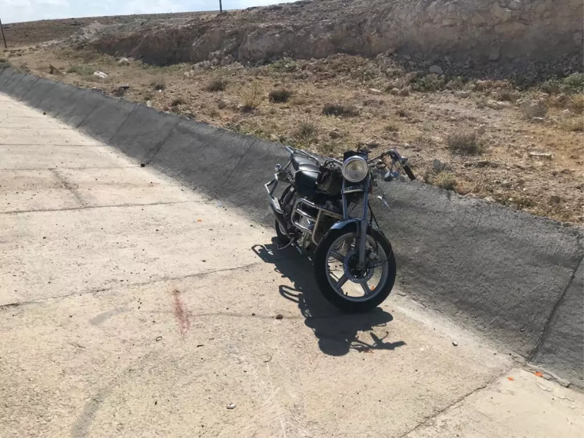 Karaman'da devrilen motosikletteki baba ile kızı yaralandı