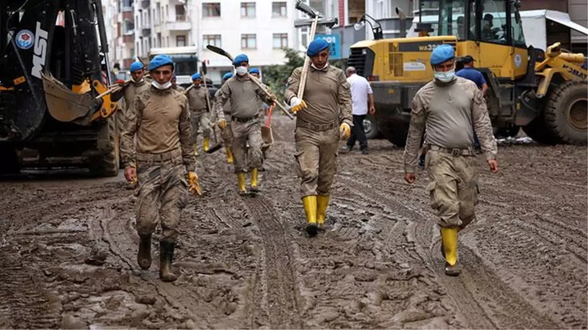Komandolar Artvin'de! Ellerine aldıkları küreklerle balçığa gömülen ev ve iş yerlerini temizliyorlar