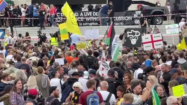 İngiltere'de aşı karşıtlarının protestosuna polis müdahalede bulundu
