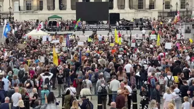 İngiltere'de aşı karşıtlarının protestosuna polis müdahalede bulundu