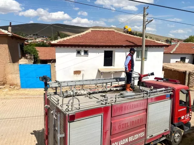 Köy mezarlığı çıkan yangında küle döndü