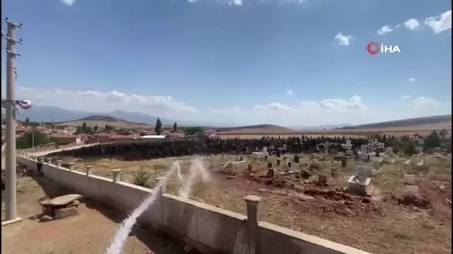 Köy mezarlığı çıkan yangında küle döndü