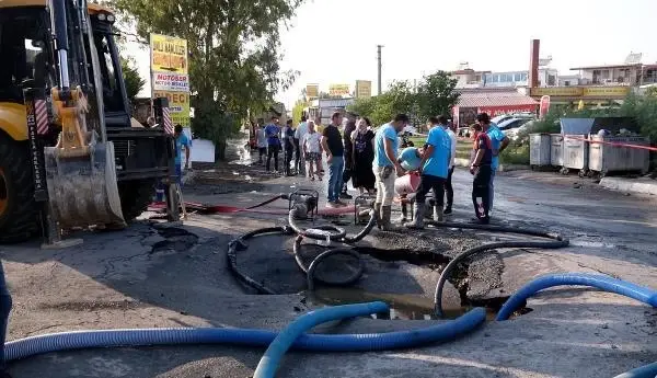 Kuşadası'nda büyük rezalet! Patlayan lağım denize girenlerin üzerine aktı