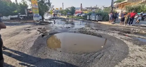 Kuşadası'nda büyük rezalet! Patlayan lağım denize girenlerin üzerine aktı