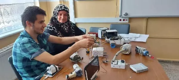 OTİZMLİ MUCİT HURDACIDAN ALDIĞI MALZEMELERİ ELEKTRONİK ALETLERE DÖNÜŞTÜRÜYOR