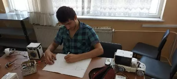 OTİZMLİ MUCİT HURDACIDAN ALDIĞI MALZEMELERİ ELEKTRONİK ALETLERE DÖNÜŞTÜRÜYOR