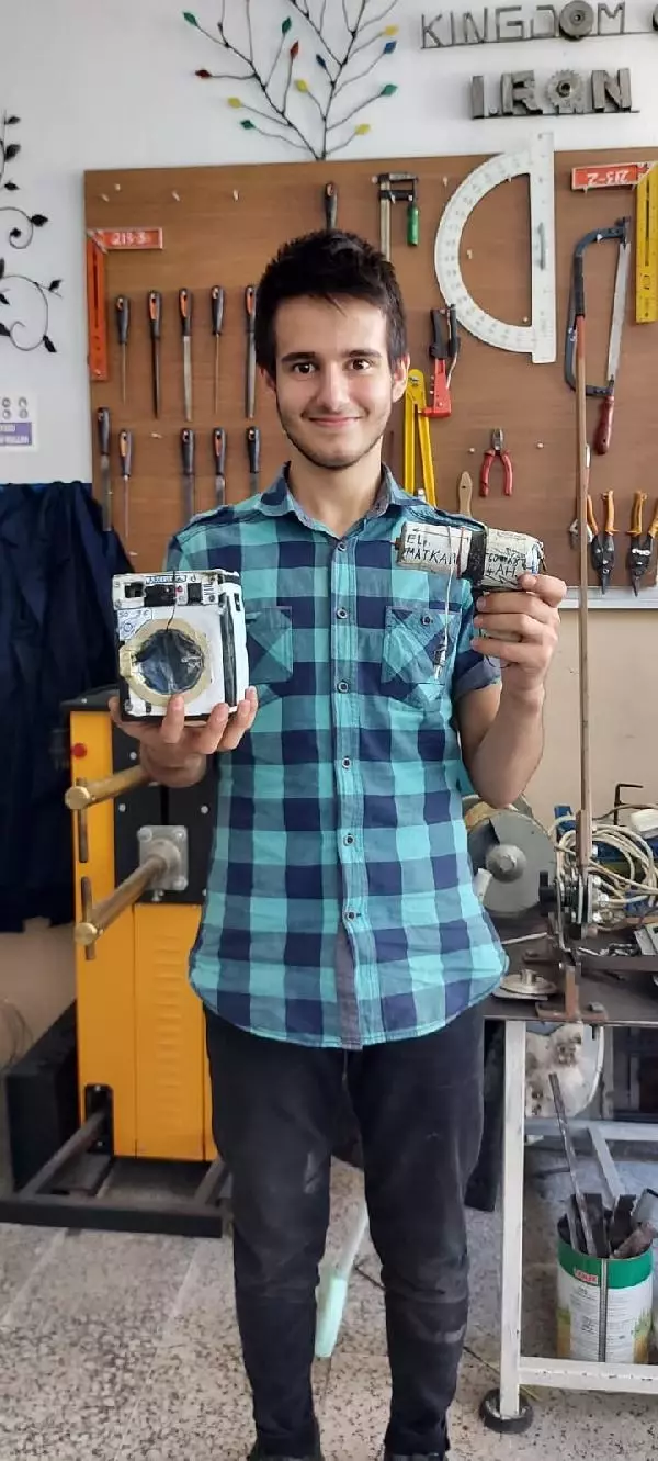 OTİZMLİ MUCİT HURDACIDAN ALDIĞI MALZEMELERİ ELEKTRONİK ALETLERE DÖNÜŞTÜRÜYOR