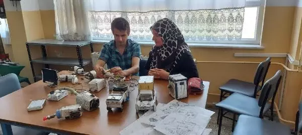 OTİZMLİ MUCİT HURDACIDAN ALDIĞI MALZEMELERİ ELEKTRONİK ALETLERE DÖNÜŞTÜRÜYOR