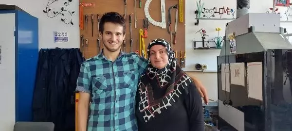 OTİZMLİ MUCİT HURDACIDAN ALDIĞI MALZEMELERİ ELEKTRONİK ALETLERE DÖNÜŞTÜRÜYOR