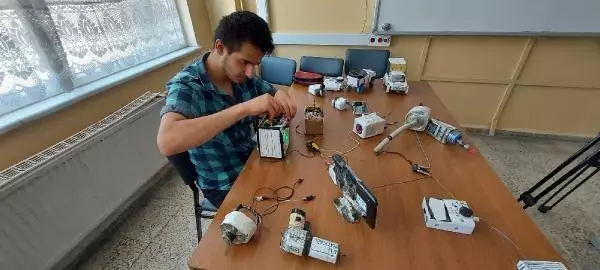 OTİZMLİ MUCİT HURDACIDAN ALDIĞI MALZEMELERİ ELEKTRONİK ALETLERE DÖNÜŞTÜRÜYOR
