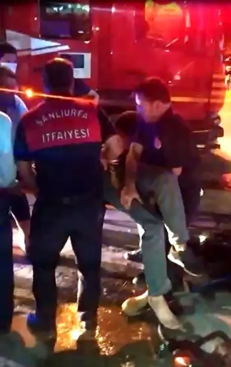 Otomobilde sıkışan sürücüyü itfaiye kurtardı