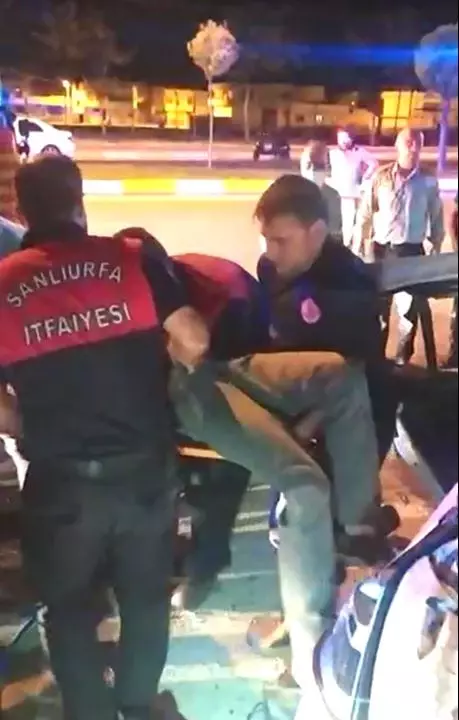 Otomobilde sıkışan sürücüyü itfaiye kurtardı