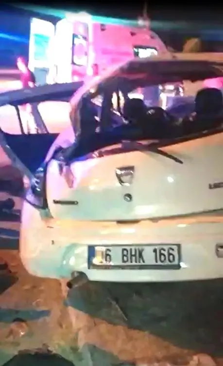 Otomobilde sıkışan sürücüyü itfaiye kurtardı