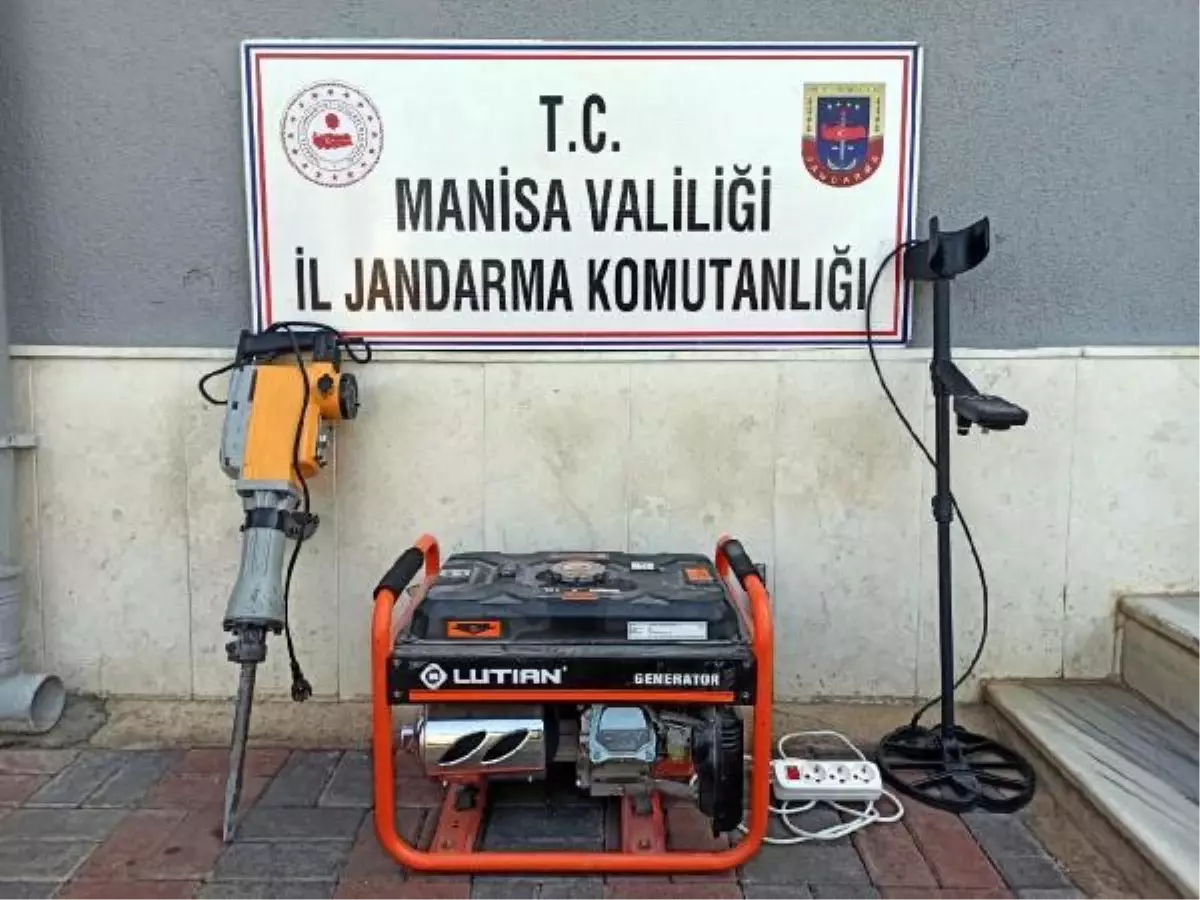 Salihli'de kaçak tarihi eser kazısına suçüstü: 4 gözaltı