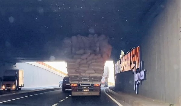 Saman yüklü kamyonlar tehlike oluşturuyor