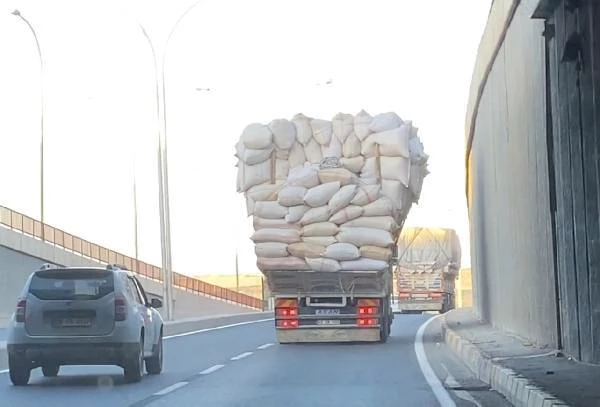 Saman yüklü kamyonlar tehlike oluşturuyor