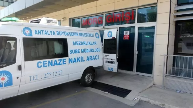 Böyle acıya yürek dayanmaz! Tek yumurta ikizinin öldüğünü öğrenen genç kız gözyaşlarına boğuldu