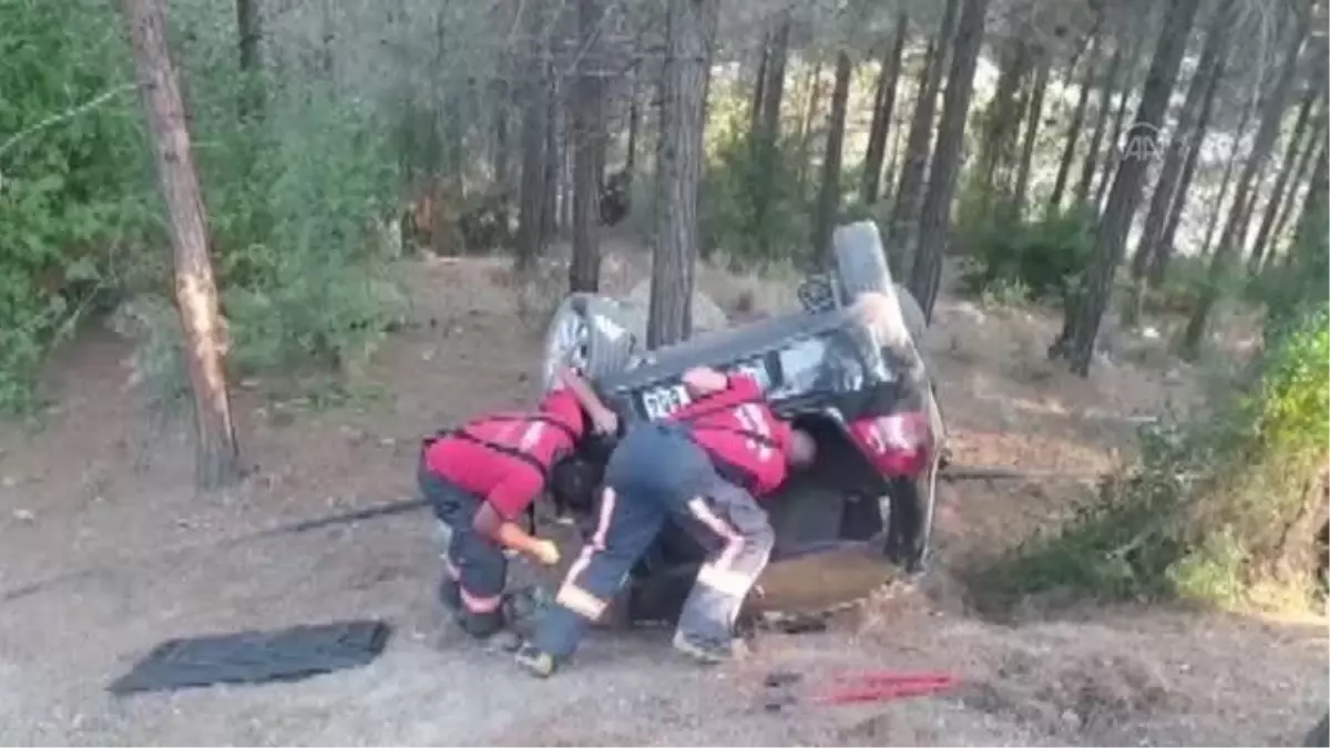 Uçuruma devrilen otomobilin sürücüsü yaralandı