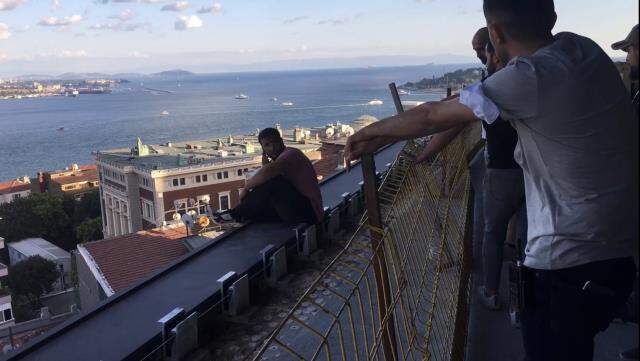 13. kata çıkıp intihara kalkışan genç, polisin hayat kurtaran müdahalesiyle böyle kurtuldu