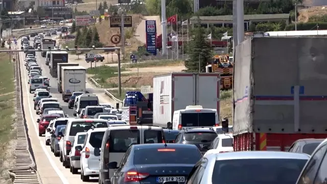 43 ilin geçiş güzergahında son gün trafik yoğunluğu: Kilit kavşakta yine aynı manzara