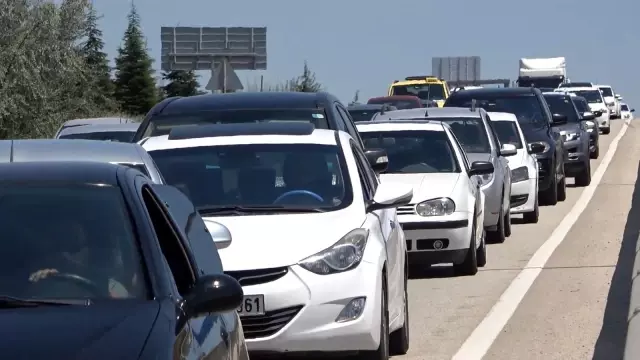 43 ilin geçiş güzergahında son gün trafik yoğunluğu: Kilit kavşakta yine aynı manzara