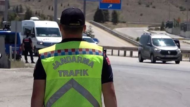 43 ilin geçiş güzergahında son gün trafik yoğunluğu: Kilit kavşakta yine aynı manzara
