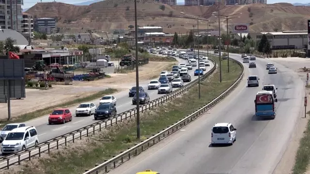 43 ilin geçiş güzergahında son gün trafik yoğunluğu: Kilit kavşakta yine aynı manzara