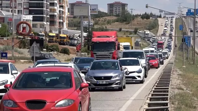43 ilin geçiş güzergahında son gün trafik yoğunluğu: Kilit kavşakta yine aynı manzara