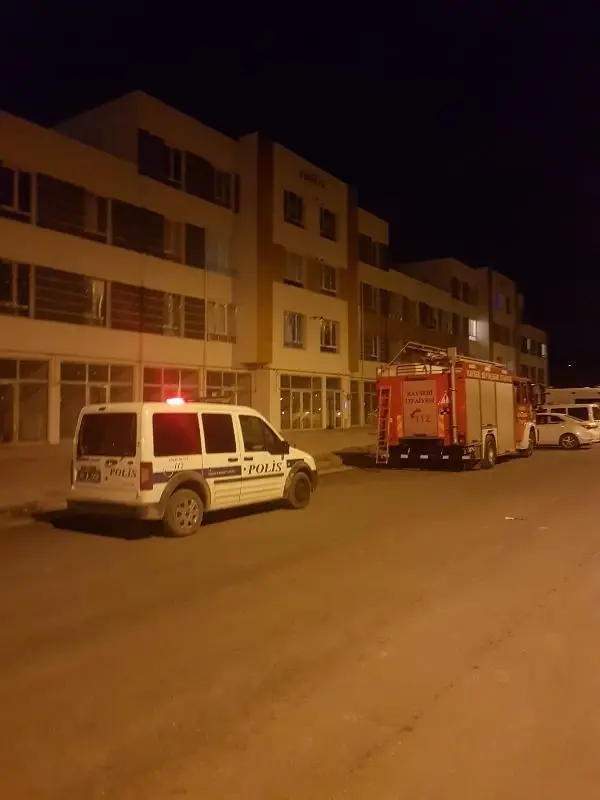 Arkadaşının evine havalandırma boşluğundan girmek isteyen genç, sıkıştığı yerde öldü