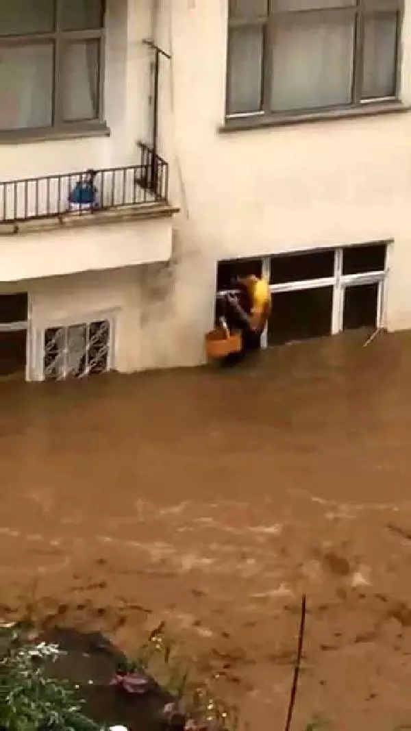 Arhavi'deki selden yeni görüntü! Mahsur kalan çiftin mucize kurtuluşu kamerada