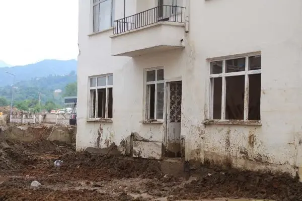 Arhavi'deki selden yeni görüntü! Mahsur kalan çiftin mucize kurtuluşu kamerada