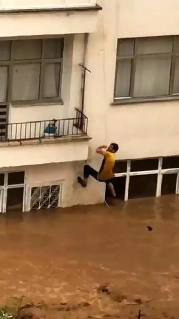 Arhavi'deki selden yeni görüntü! Mahsur kalan çiftin mucize kurtuluşu kamerada