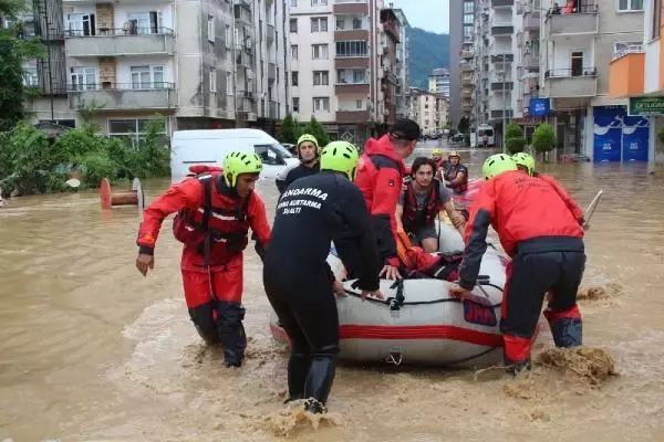 Meteorolojinin uyarısı ve AFAD'ın müdahalesiyle Rize ve Artvin'de olası can kayıplarının önüne geçildi
