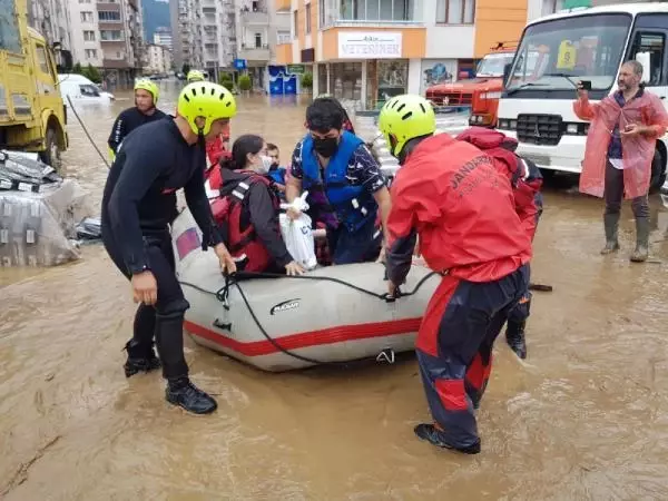 Meteorolojinin uyarısı ve AFAD'ın müdahalesiyle Rize ve Artvin'de olası can kayıplarının önüne geçildi