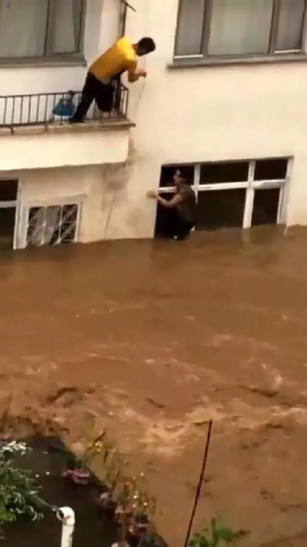 Arhavi'deki selden yeni görüntü! Mahsur kalan çiftin mucize kurtuluşu kamerada