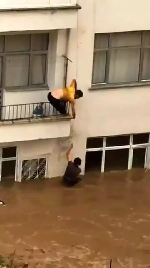 Arhavi'deki selden yeni görüntü! Mahsur kalan çiftin mucize kurtuluşu kamerada