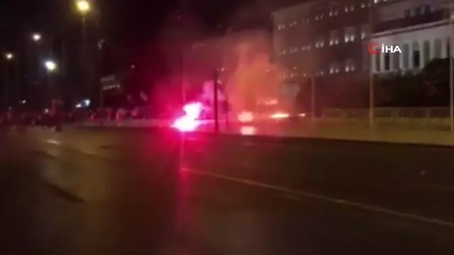 Atina'da aşı zorunluluğuna karşı düzenlenen protesto çatışmaya dönüştü