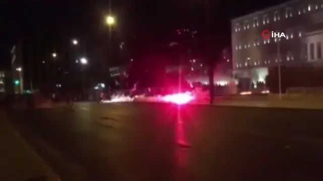 Atina'da aşı zorunluluğuna karşı düzenlenen protesto çatışmaya dönüştü
