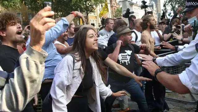 Avrupa ve Avustralya'da aşı ve koronavirüs önlemleri karşıtları protesto gösterileri düzenledi