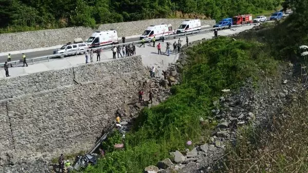 Son dakika haberi! BAYRAM DÖNÜŞÜ OTOMOBİL DERE KENARINA UÇTU: 1 ÖLÜ, 3'Ü ÇOCUK 7 YARALI Son dakika haberi! BAYRAM DÖNÜŞÜ OTOMOBİL DERE KENARINA UÇTU: 1 ÖLÜ, 3'Ü ÇOCUK 7 YARALI