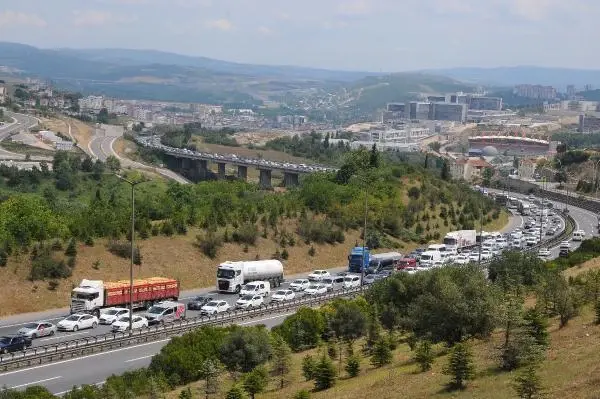 Son dakika haberleri! TÜNELDE KAZA OLDU, KİLOMETRELERCE KUYRUK OLUSTU