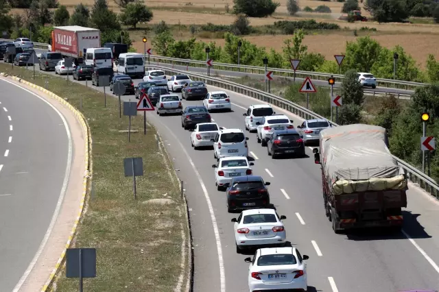 Bayram tatilinin son gününde yollarda yoğunluk oluştu