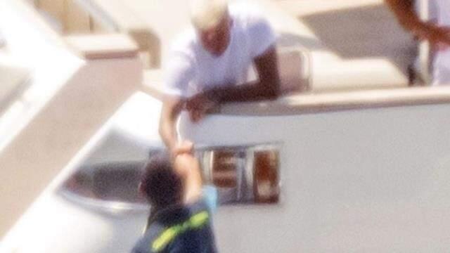 Beckham'ın teknesine polis baskını! Oğlunun işlediği suç yüzünden tatil zehir oldu Beckham'ın teknesine polis baskını! Oğlunun işlediği suç yüzünden tatil zehir oldu