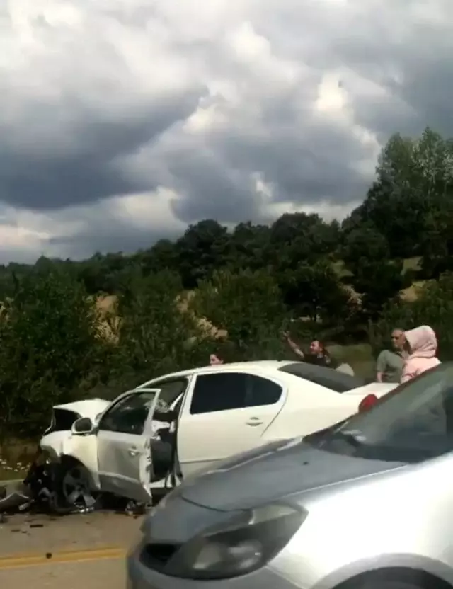 Bursa'da iki otomobil kafa kafaya çarpıştı: 1 ölü, 1 yaralı