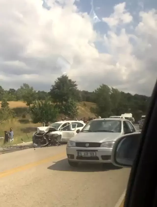 Bursa'da iki otomobil kafa kafaya çarpıştı: 1 ölü, 1 yaralı
