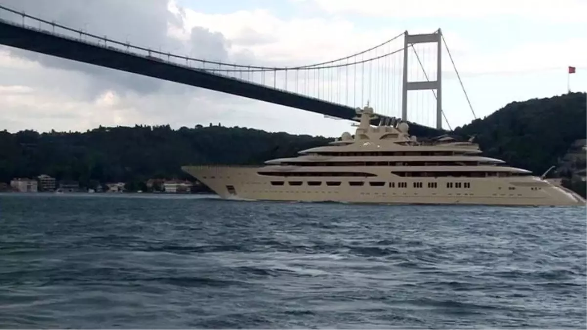 Dünyanın en büyük süper yatlarından biri olan 'Dilbar', İstanbul Boğazı'ndan geçti
