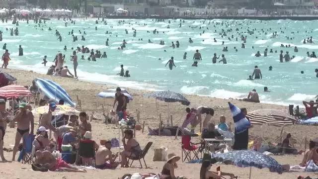 Ege Bölgesi'nin turistik ilçelerinde tatilin son günü sahillerde yoğunluk devam etti
