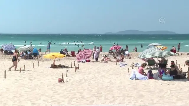 Ege Bölgesi'nin turistik ilçelerinde tatilin son günü sahillerde yoğunluk devam etti