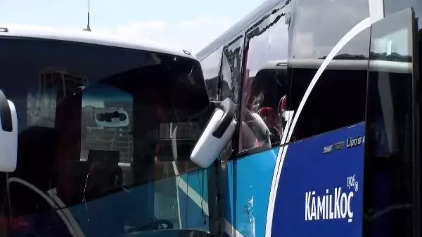 EYÜPSULTAN'DA OTOGAR ÇIKIŞI İKİ YOLCU OTOBÜSÜ KAZA YAPTI