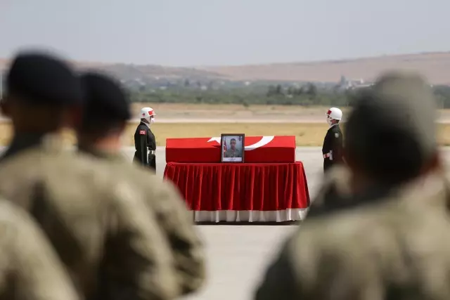Son dakika haber... GAZİANTEP - Fırat Kalkanı Harekatı bölgesinde şehit olan iki askerin cenazesi memleketlerine uğurlandı